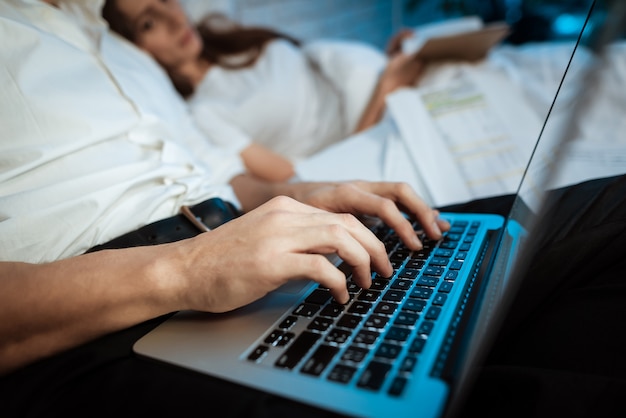 La donna sta leggendo il libro che si trova a letto