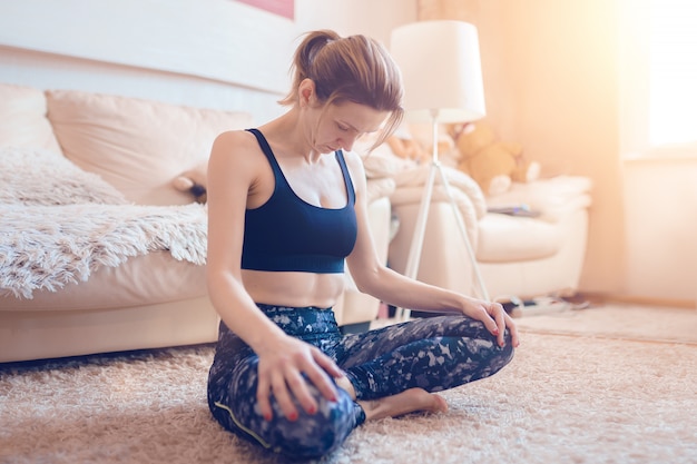 La donna sta praticando yoga