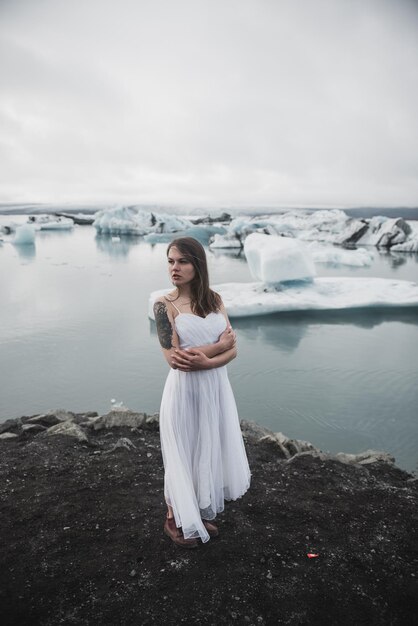 La donna sta sullo sfondo dei ghiacciai in Islanda
