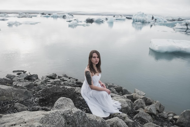 La donna sta sullo sfondo dei ghiacciai in Islanda