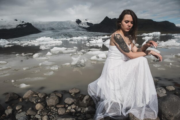 La donna sta sullo sfondo dei ghiacciai in Islanda