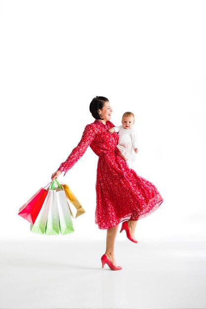 La donna sta tenendo i pacchetti Mamma e bambino stanno acquistando Sfondo bianco Black Friday