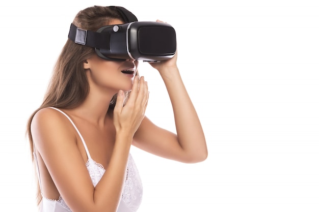 La donna sta usando l'auricolare VR