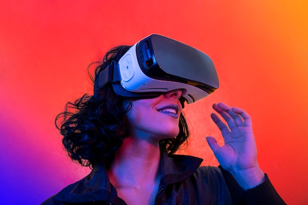 La donna sta usando un visualizzatore di realtà virtuale ritratto di donna moderna con aspetto alla moda e colori luminosi