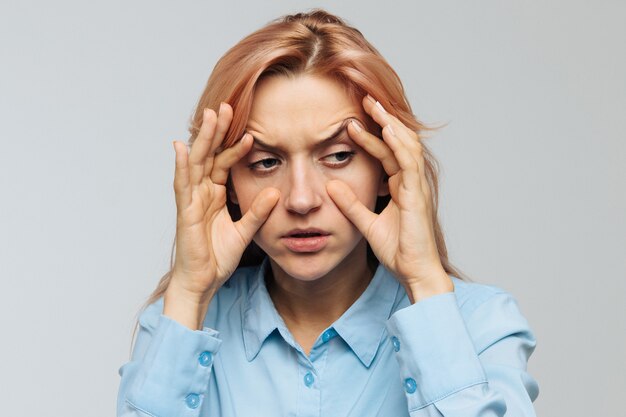 La donna stanca vuole dormire al lavoro o all'università