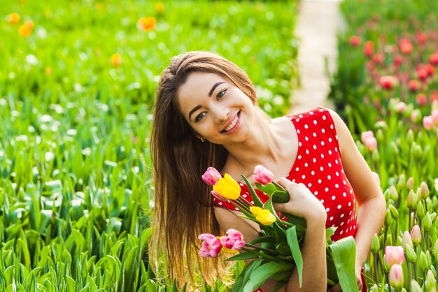 La donna taglia i tulipani nella serra, fiori freschi