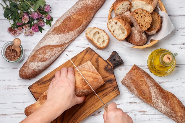 La donna taglia il pane appena sfornato