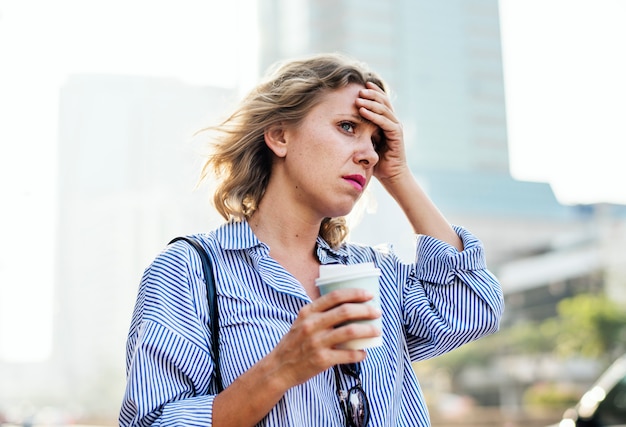 La donna tesa è in ritardo al lavoro