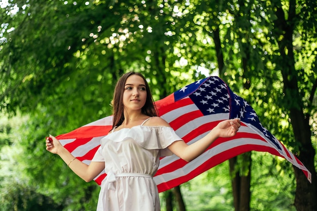 La donna tiene la bandiera americana