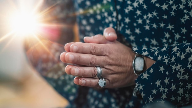 La donna tiene le mani unite insieme al petto