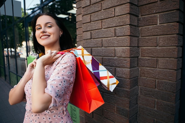 La donna tiene molte borse dopo lo shopping