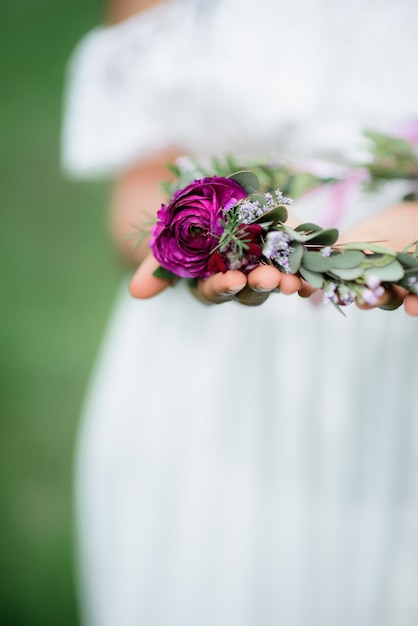 La donna tiene nelle sue mani un bouquet tenera con peonie