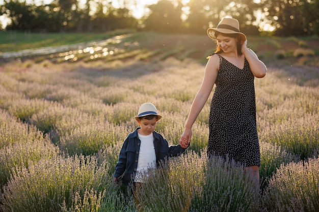 La donna trascorre la giornata con il figlioletto passeggiando in un campo di lavanda