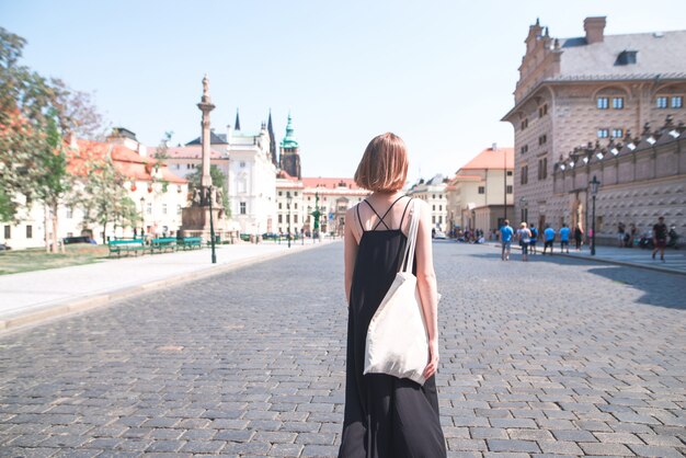 La donna turistica passeggia per le strade di una vecchia città