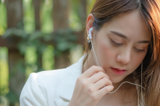 La donna usa gli auricolari per ascoltare musica e rilassarsi