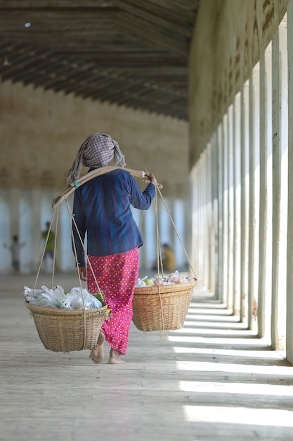 La donna vende frutta