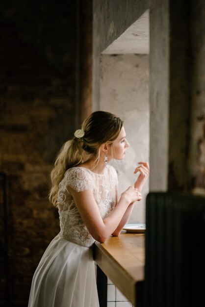 La donna vestita pensò.