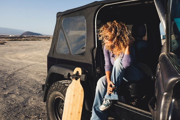 La donna viaggia da sola con auto nera e tavola lunga