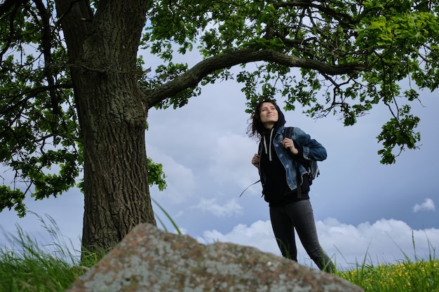 La donna viaggia da sola nella natura