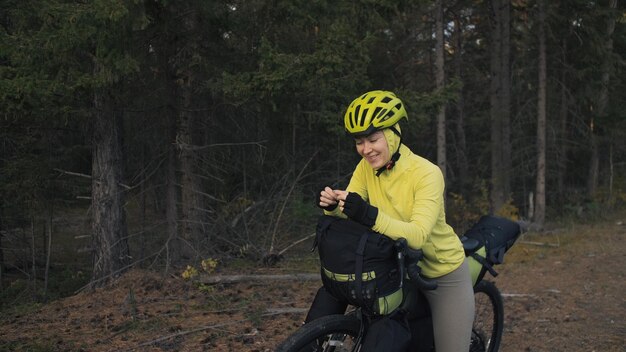 La donna viaggia su terreno misto cicloturismo con bikepacking