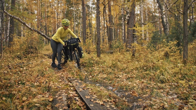 La donna viaggia su terreno misto cicloturismo con bikepacking