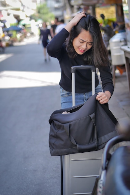 la donna viaggiatrice ha perso il passaporto dei suoi averi a causa di borseggi o furto durante il viaggio