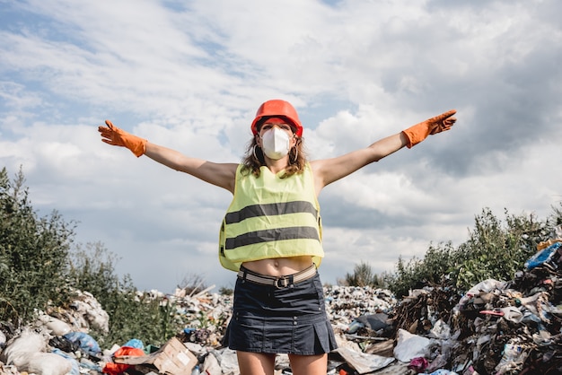 La donna volontaria aiuta a pulire il campo di immondizia di plastica. Giornata della Terra ed ecologia.