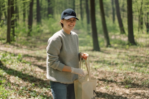 La donna volontaria viene purificata nella foresta La donna raccoglie la plastica