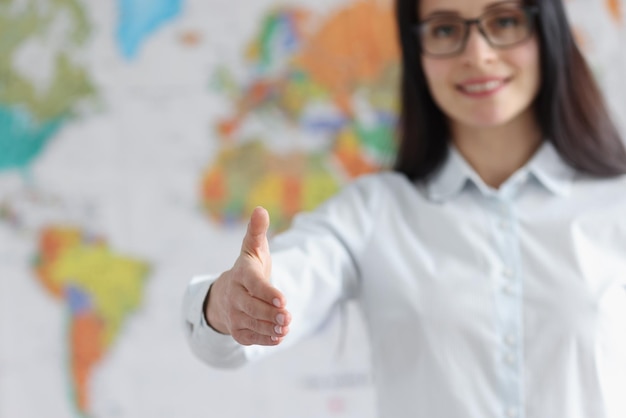 La donna vuole stringerti la mano e concludere un affare di successo