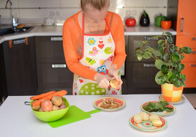 La donna Yang afferra la patata a mano in cucina