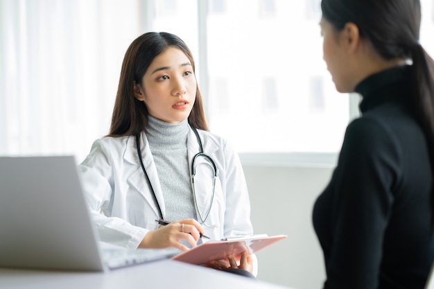 La dottoressa asiatica sta esaminando i pazienti in clinica