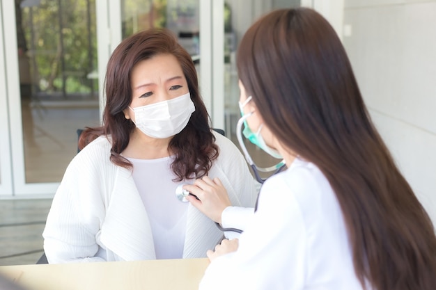 La dottoressa asiatica usa lo stetoscopio per controllare la salute dei polmoni e del cuore o dei sintomi diagnostici