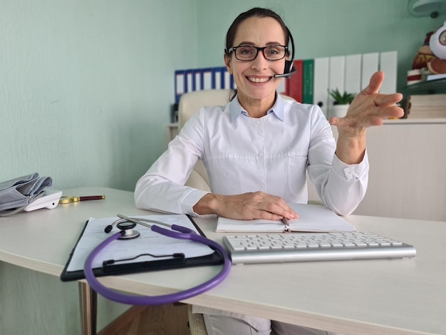 La dottoressa conduce una consultazione medica online a distanza