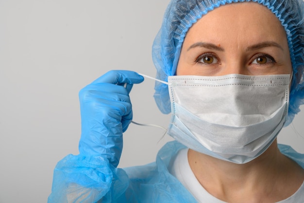 La dottoressa indossa una maschera medica blu