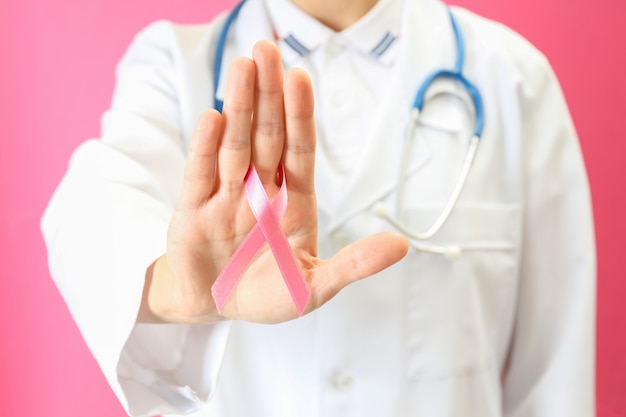 La dottoressa tiene il nastro di consapevolezza del cancro al seno, primo piano