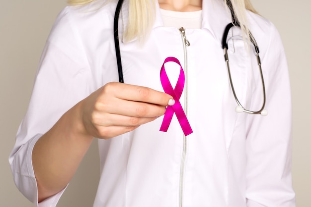 La dottoressa tiene il nastro rosa, Giornata internazionale del cancro al seno 7 ottobre