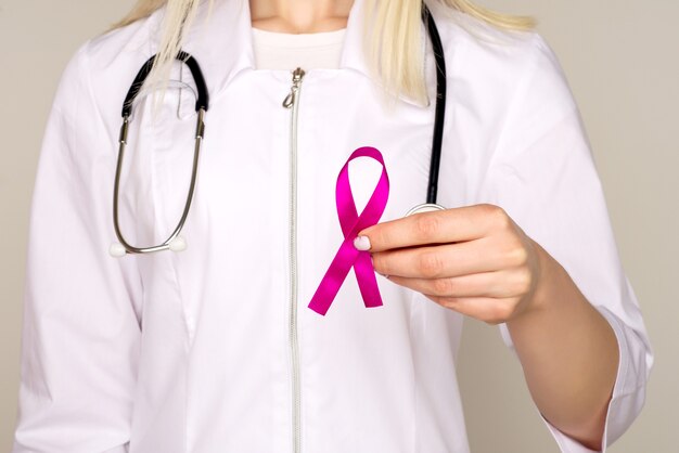 La dottoressa tiene il nastro rosa, Giornata internazionale del cancro al seno 7 ottobre