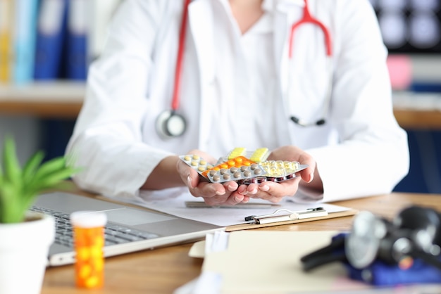 La dottoressa tiene in mano vari farmaci