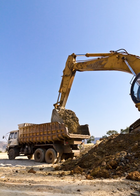 La draga e il dumper lavorano alla costruzione.