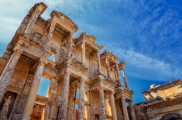 La facciata anteriore e il cortile della Biblioteca di Celso ad Efeso sono un'antica struttura greca e romana. Ricostruito dagli archeologi da vecchie pietre, è vicino alla città di Izmir in Turchia.