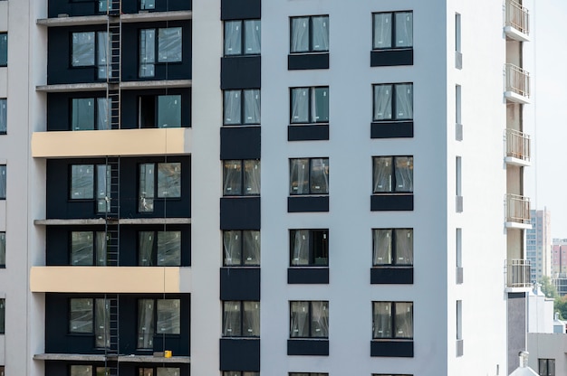 La facciata della casa in costruzione con balcone e intonaco decorativo colorato