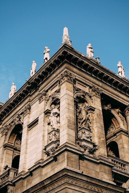 La facciata della vecchia basilica di budapest contro il cielo blu