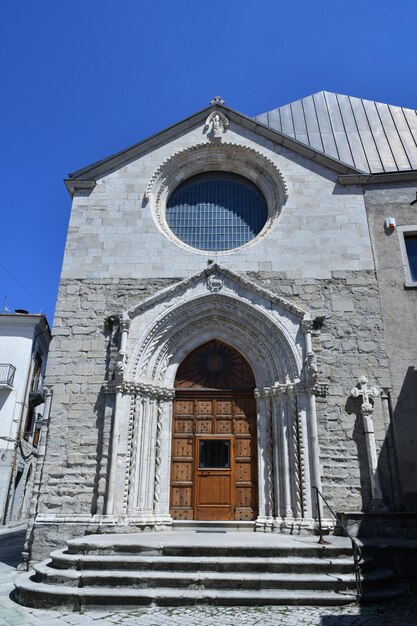 La facciata di un'antica chiesa di Agnone, un villaggio medievale nella provincia di Isernia, in Italia