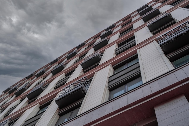 La facciata di un edificio residenziale dal basso Vista del business center dal basso verso l'alto