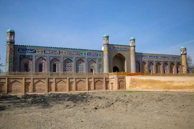 La facciata di un palazzo nella città di Kokand