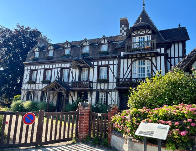 La facciata di una casa in legno a Bezville, in Francia