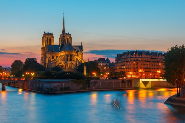 La facciata meridionale della cattedrale di notre dame de paris al tramonto