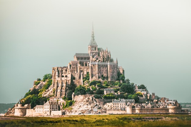 La facciata principale della chiesa costruita nel XII secolo dall'architetto William de Volpiano
