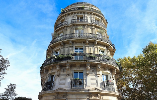 La facciata tradizionale dell'edificio parigino Francia