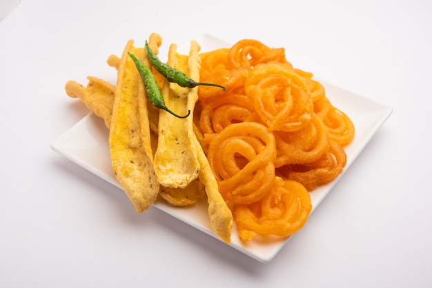 La Fafda croccante con jalebi dolce è uno spuntino indiano più popolare in Gujarat, messa a fuoco selettiva